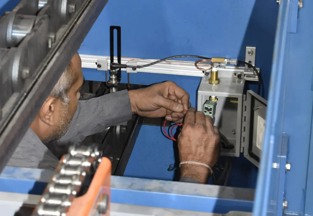 Servicing a dual strand lubricator