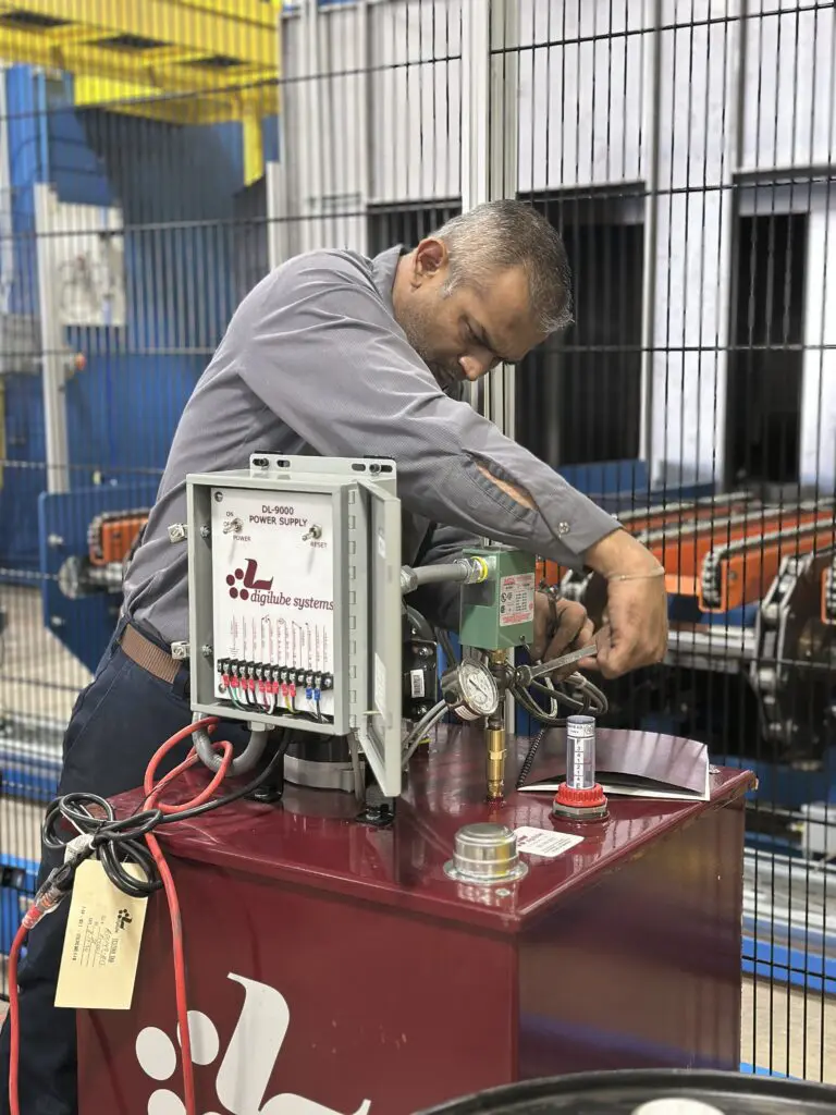 servicing lubricant tank